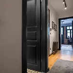 Cozy Urban 1br Nest With Balcony Charm Διαμέρισμα