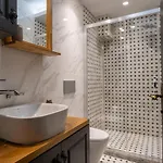Διαμέρισμα Cozy Urban 1br Nest With Balcony Charm