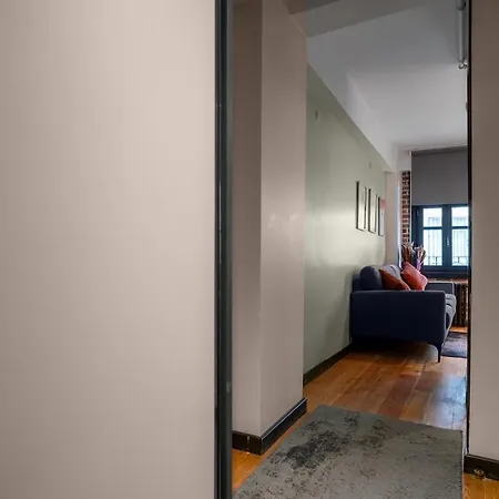 Cozy & Relax 1 Bedroom Flat With Balcony *