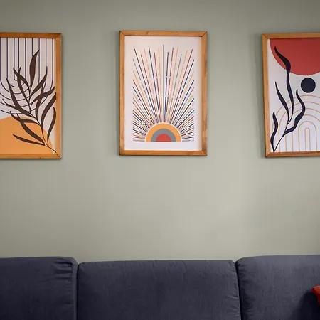 Cozy Urban 1br Nest With Balcony Charm *