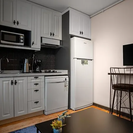 公寓 Cozy Urban 1br Nest With Balcony Charm *