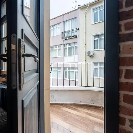 Cozy Urban 1br Nest With Balcony Charm * Estambul