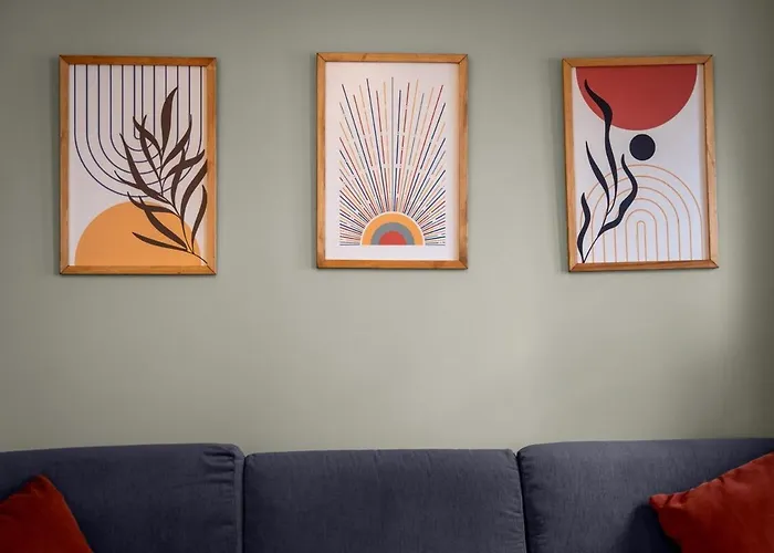 Cozy Urban 1br Nest With Balcony Charm *