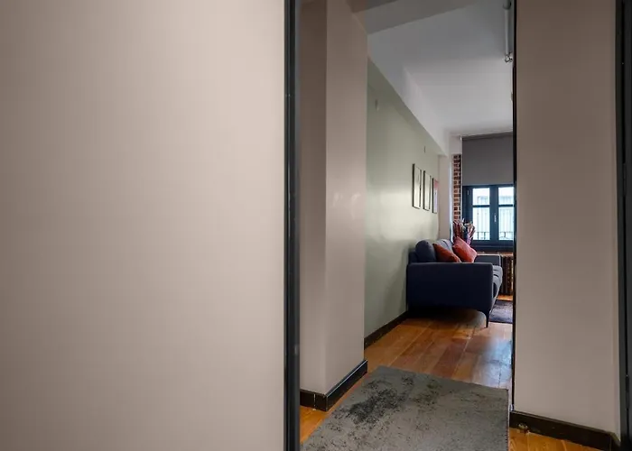 Cozy Urban 1br Nest With Balcony Charm *