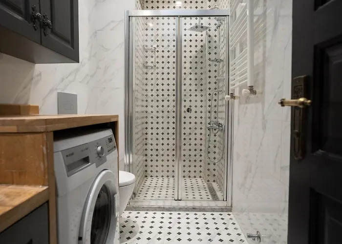 Cozy Urban 1br Nest With Balcony Charm *