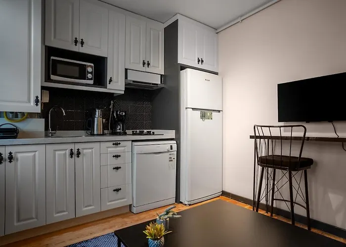 公寓 Cozy Urban 1br Nest With Balcony Charm *