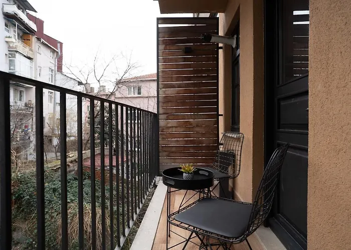 Cozy Urban 1br Nest With Balcony Charm Apartmán