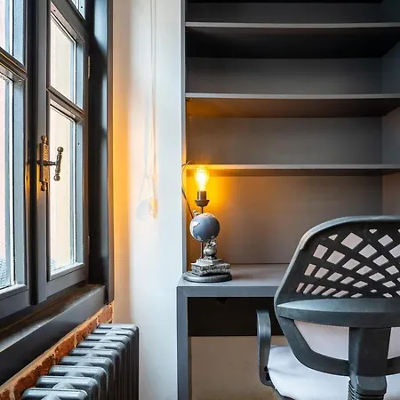 Cozy Urban 1br Nest With Balcony Charm アパート *