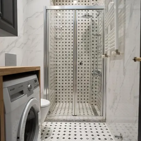 Cozy Urban 1br Nest With Balcony Charm *