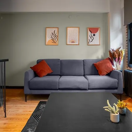 Cozy Urban 1br Nest With Balcony Charm Lejlighed