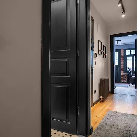 Cozy Urban 1br Nest With Balcony Charm Lejlighed