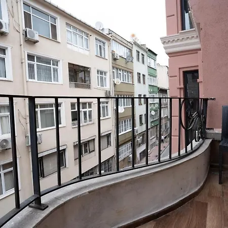 Cozy Urban 1br Nest With Balcony Charm Appartement Istanboel