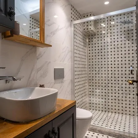 Appartement Cozy Urban 1br Nest With Balcony Charm