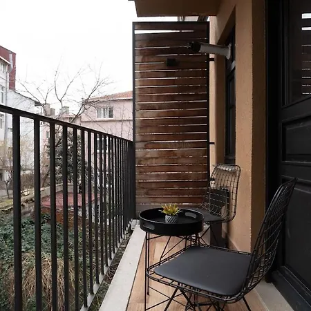 Cozy Urban 1br Nest With Balcony Charm Appartement